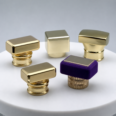 kopen Groothandel Zink legering Parfum Cap Vierkante rechthoekige vorm Goud geplatte fluweeld decoratie Parfum fles sluiting Custom logo Accepteren online vervaardiging