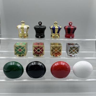 Uitstekende zwarte / gouden diamant Zamak parfum kappen voor standaard fles nekken